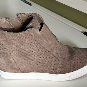 STEVE MADDEN WOMANS WAVERY TAUPE SUED